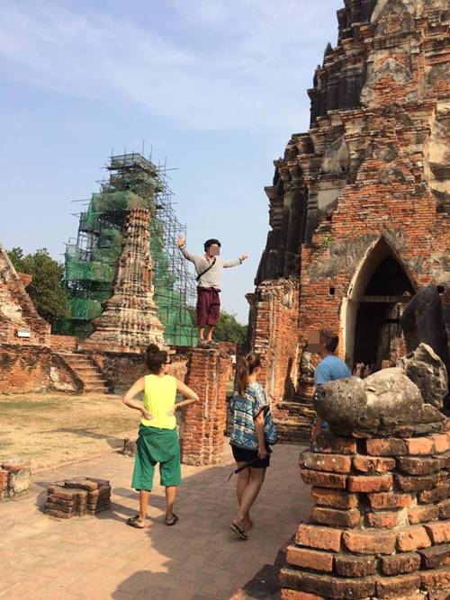 นักท่องเที่ยวต่างชาติปีนป่ายโบราณสถาน