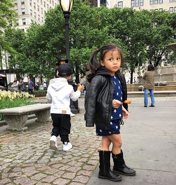 พ่อเวย์ ไทยเทเนียม แม่นานา น้องบีน่า บรู๊คลิน