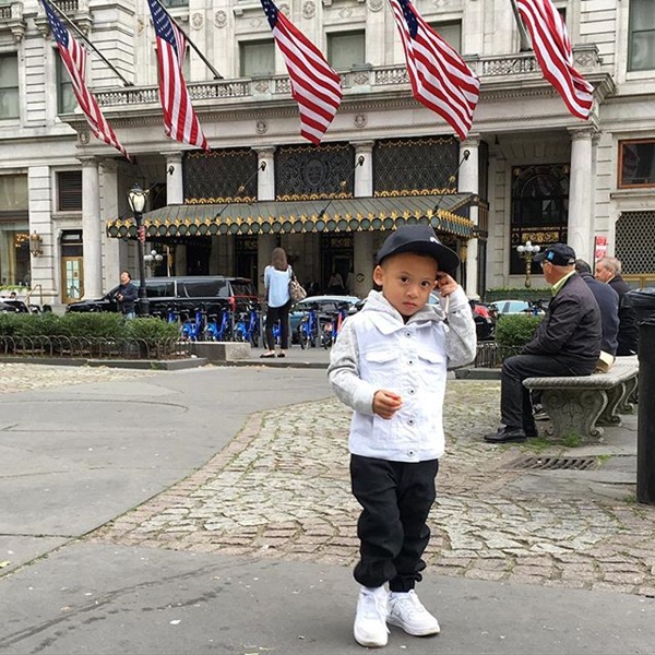 พ่อเวย์ ไทยเทเนียม แม่นานา น้องบีน่า บรู๊คลิน