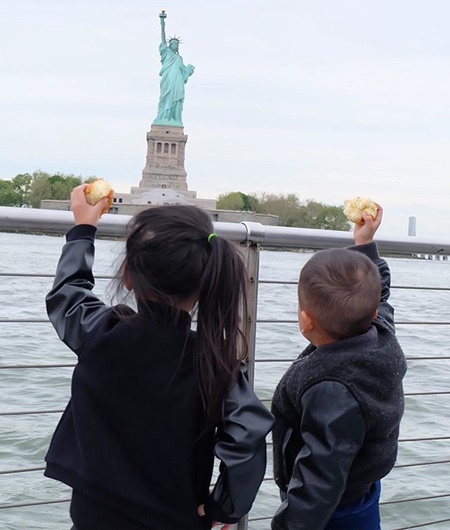 พ่อเวย์ ไทยเทเนียม แม่นานา น้องบีน่า บรู๊คลิน