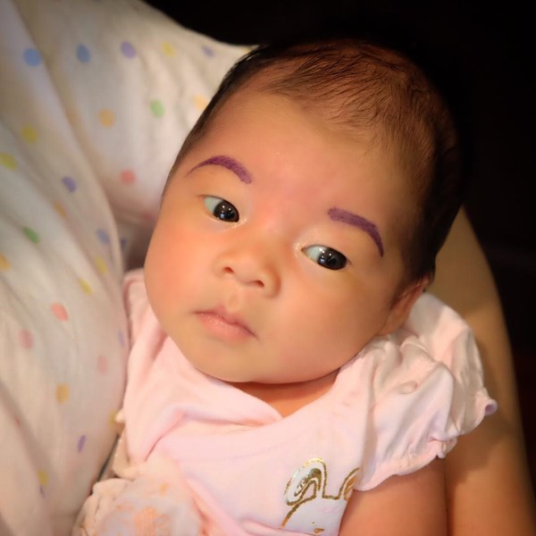 กุ๊บกิ๊บ เขียนคิ้ว 3 มิติให้ น้องเป่าเปา
