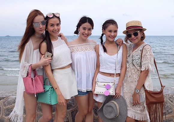 พลอย ชิดจันทร์ แท็กทีมแก๊งเพื่อนสาว จัดทริปเที่ยวทะเล