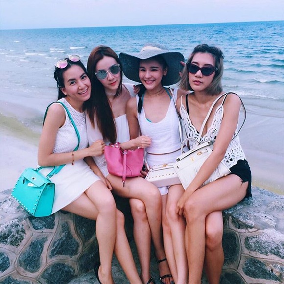 พลอย ชิดจันทร์ แท็กทีมแก๊งเพื่อนสาว จัดทริปเที่ยวทะเล