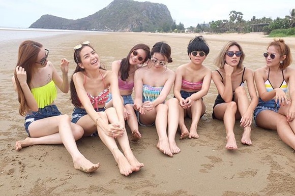 พลอย ชิดจันทร์ แท็กทีมแก๊งเพื่อนสาว จัดทริปเที่ยวทะเล
