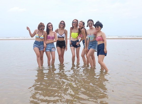 พลอย ชิดจันทร์ แท็กทีมแก๊งเพื่อนสาว จัดทริปเที่ยวทะเล