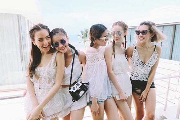 พลอย ชิดจันทร์ แท็กทีมแก๊งเพื่อนสาว จัดทริปเที่ยวทะเล