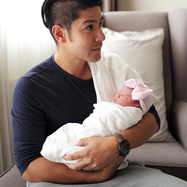 คุณพ่อภูริ โชว์สกิลห่อผ้าอ้อมให้ น้องริชา