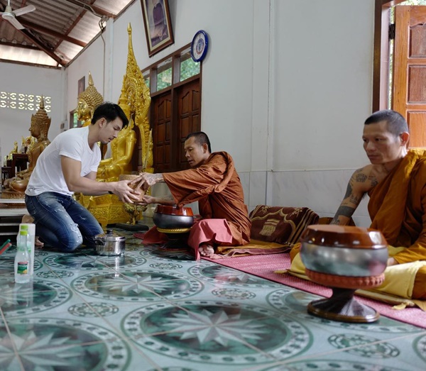 อั้ม อธิชาติ