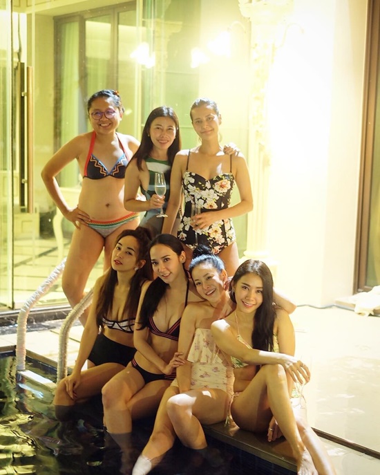 อั้ม พัชราภา นำทีมเพื่อนสาว อวดหุ่นเป๊ะในชุดว่ายน้ำ