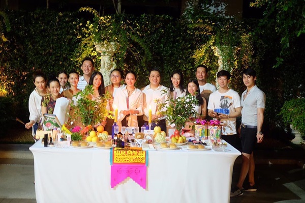 อั้ม พัชราภา นำทีมเพื่อนสาว อวดหุ่นเป๊ะในชุดว่ายน้ำ