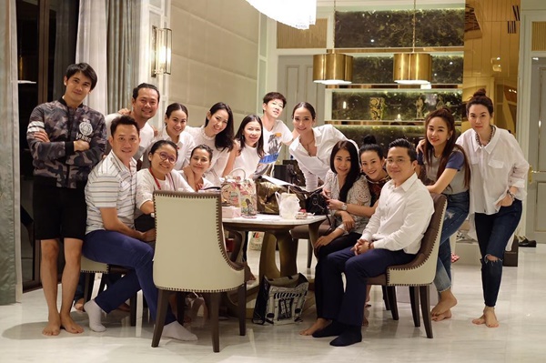 อั้ม พัชราภา นำทีมเพื่อนสาว อวดหุ่นเป๊ะในชุดว่ายน้ำ