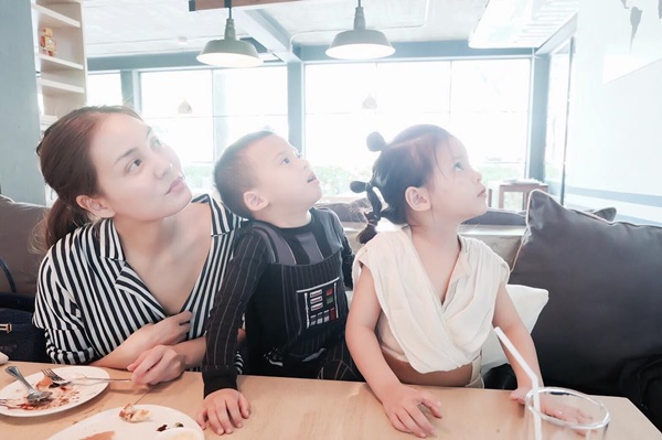 เจนี่ เทียนโพธิ์สุวรรณ สปีคอิงลิชกับ น้องบีน่า น้องบรู๊คลิน