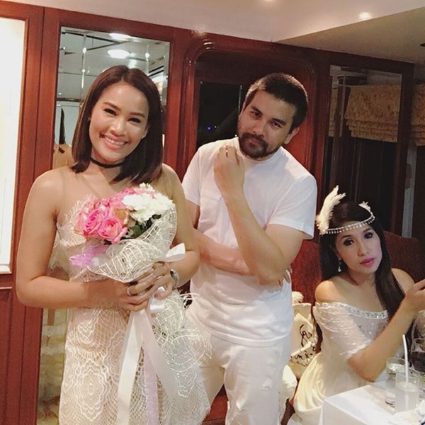 ช่อดอกไม้งานแต่ง กัปตัน-เอ้ก ใครได้ไปเอ่ย ? 