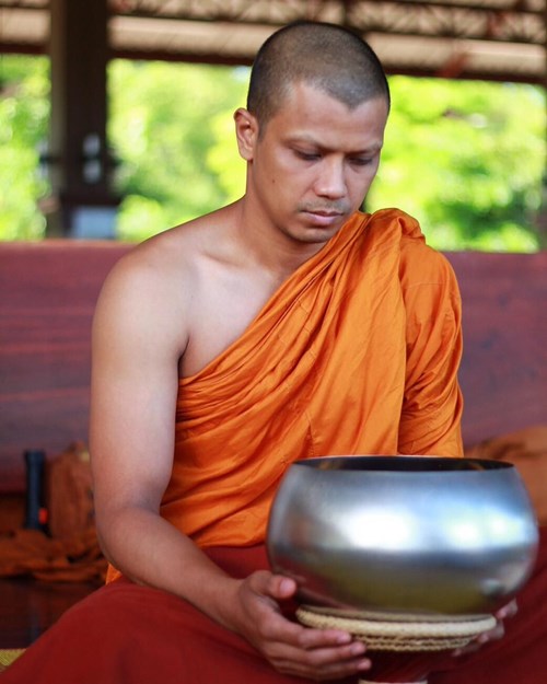 หนุ่ม กะลา