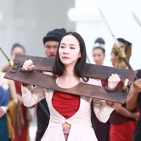 อั้ม พัชราภา กับฉากถูกนำตัวใส่ขื่อไปประหารใน เพลิงพระนาง