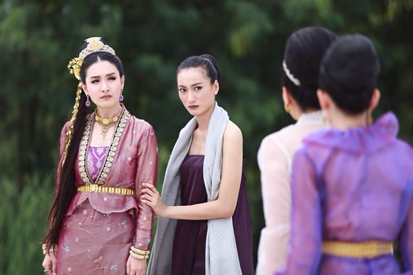 อั้ม พัชราภา กับฉากถูกนำตัวใส่ขื่อไปประหารใน เพลิงพระนาง