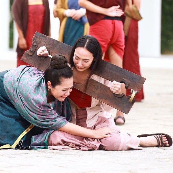 อั้ม พัชราภา กับฉากถูกนำตัวใส่ขื่อไปประหารใน เพลิงพระนาง