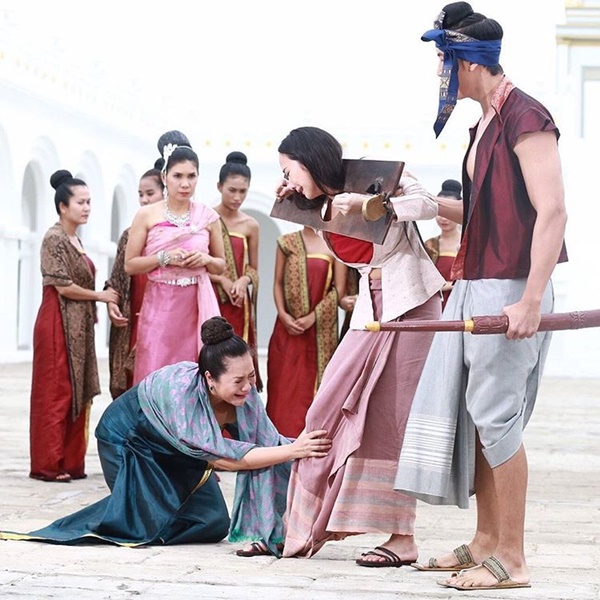 อั้ม พัชราภา กับฉากถูกนำตัวใส่ขื่อไปประหารใน เพลิงพระนาง