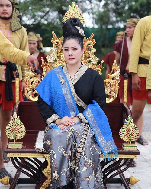 อั้ม พัชราภา กับฉากถูกนำตัวใส่ขื่อไปประหารใน เพลิงพระนาง