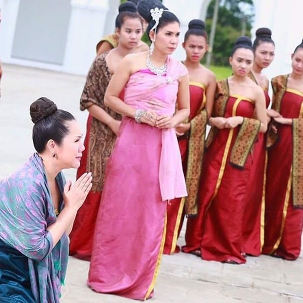 อั้ม พัชราภา กับฉากถูกนำตัวใส่ขื่อไปประหารใน เพลิงพระนาง