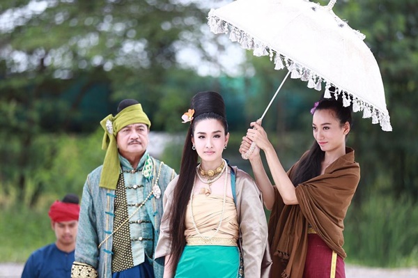 อั้ม พัชราภา กับฉากถูกนำตัวใส่ขื่อไปประหารใน เพลิงพระนาง