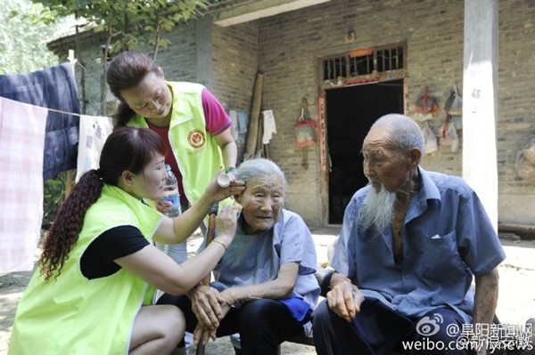 คู่ตายายถ่ายภาพแต่งงานครั้งแรก