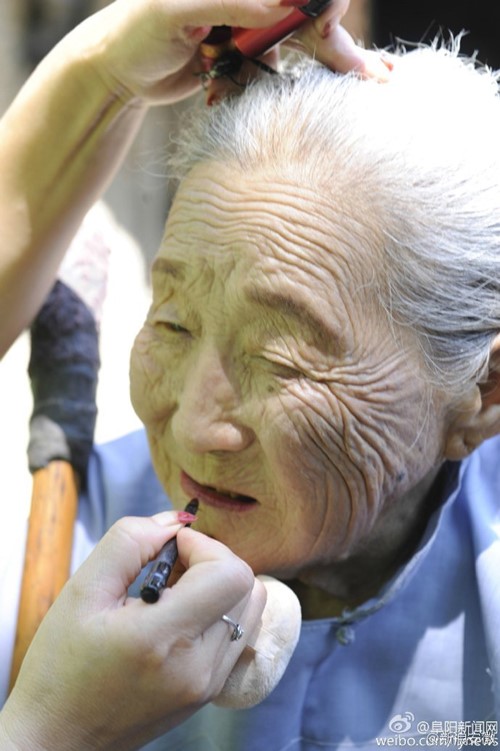 คู่ตายายถ่ายภาพแต่งงานครั้งแรก