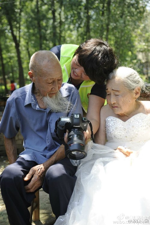 คู่ตายายถ่ายภาพแต่งงานครั้งแรก