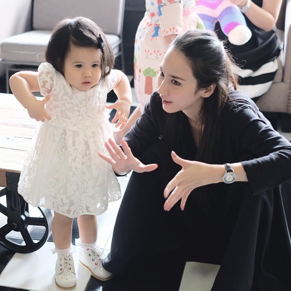 วิธีการเลี้ยงหลานของ อั้ม พัชราภา