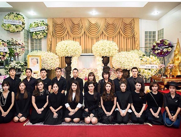 แม่แก้ว ของ ณเดชน์ ลงรูปยิ้มเซลฟี่ในงานศพพ่อ คิมเบอร์ลี่