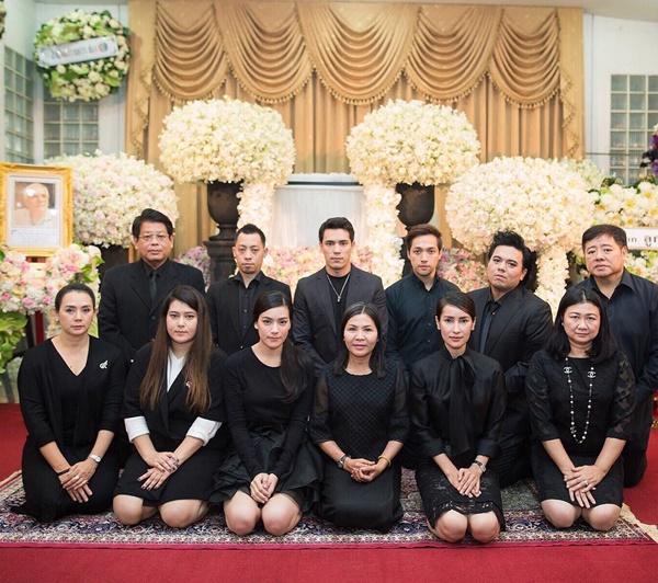 แม่แก้ว ของ ณเดชน์ ลงรูปยิ้มเซลฟี่ในงานศพพ่อ คิมเบอร์ลี่