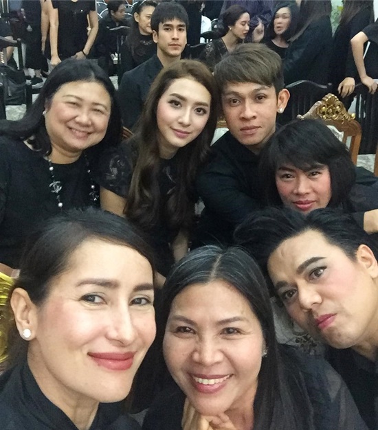 แม่แก้ว ของ ณเดชน์ ลงรูปยิ้มเซลฟี่ในงานศพพ่อ คิมเบอร์ลี่