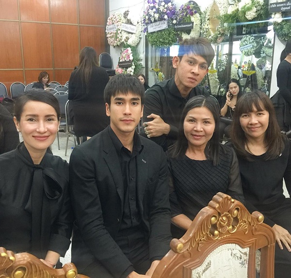 แม่แก้ว ของ ณเดชน์ ลงรูปยิ้มเซลฟี่ในงานศพพ่อ คิมเบอร์ลี่