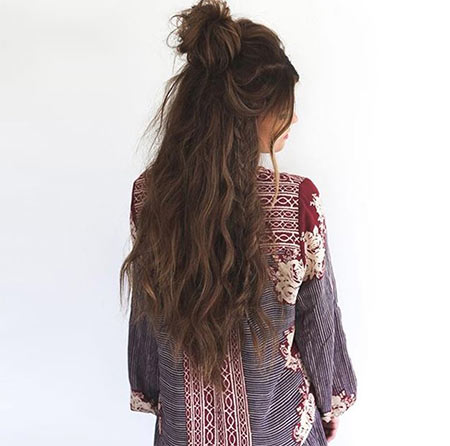 ผมมวยยุ่ง ๆ