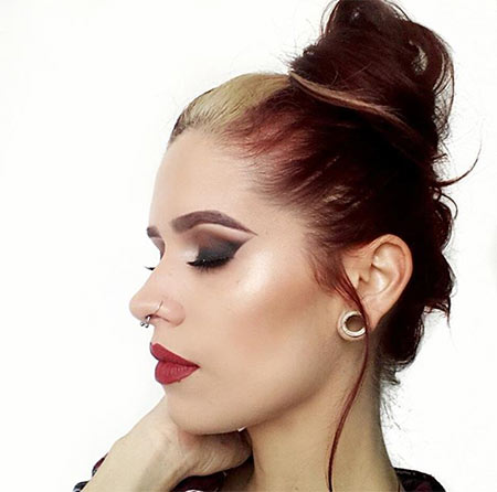 ผมมวยยุ่ง ๆ