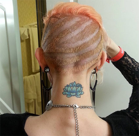 รอยสักหลังคอ