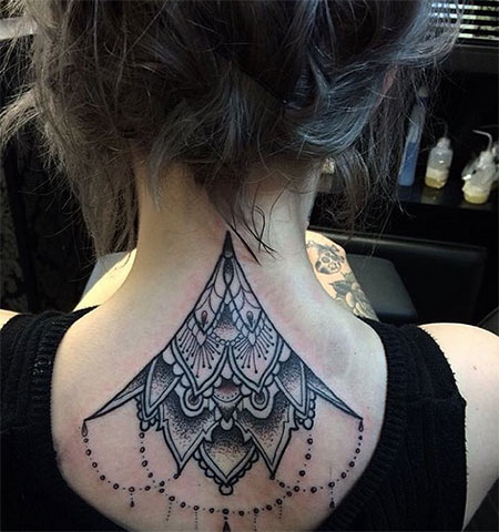 รอยสักหลังคอ