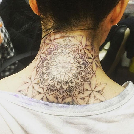 รอยสักหลังคอ