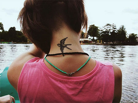 รอยสักหลังคอ