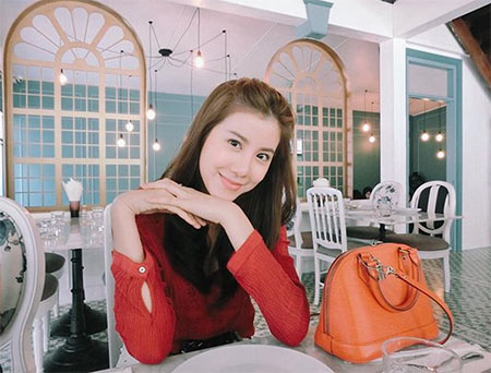 ดาราใส่ชุดแดง