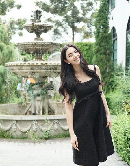 ชุดสีดำดารา