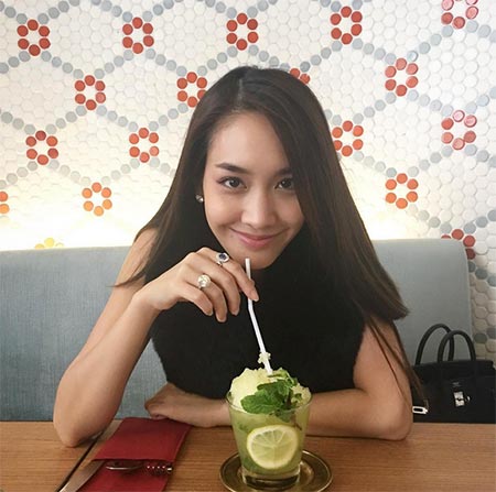 ดาราผมดำตรงสวย