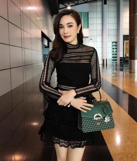 ชุดสีดำดารา