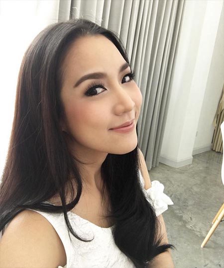 ดาราผมดำตรงสวย