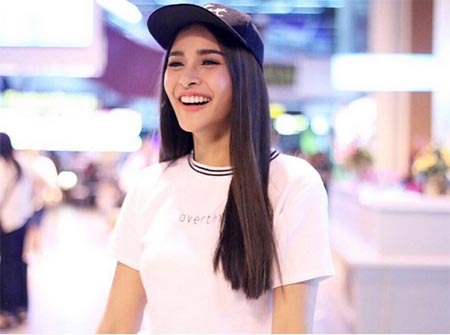 ดาราผมดำตรงสวย