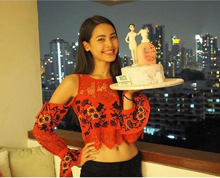 เสื้อผ้าลายดอกดารา