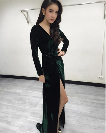 ชุดสีดำดารา