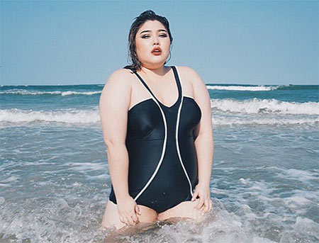 ชุดว่ายน้ำเน็ตไอดอล