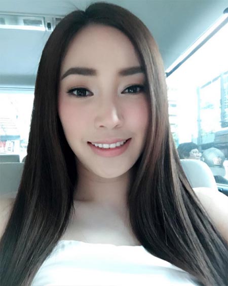 ดาราผมดำตรงสวย