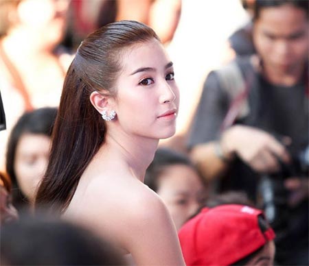 ดาราผมดำตรงสวย